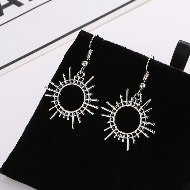 Wholesale of new best-selling European and American trend gear earrings, creative geometric alloy jewelry, and women's sun earrings Application Scenario