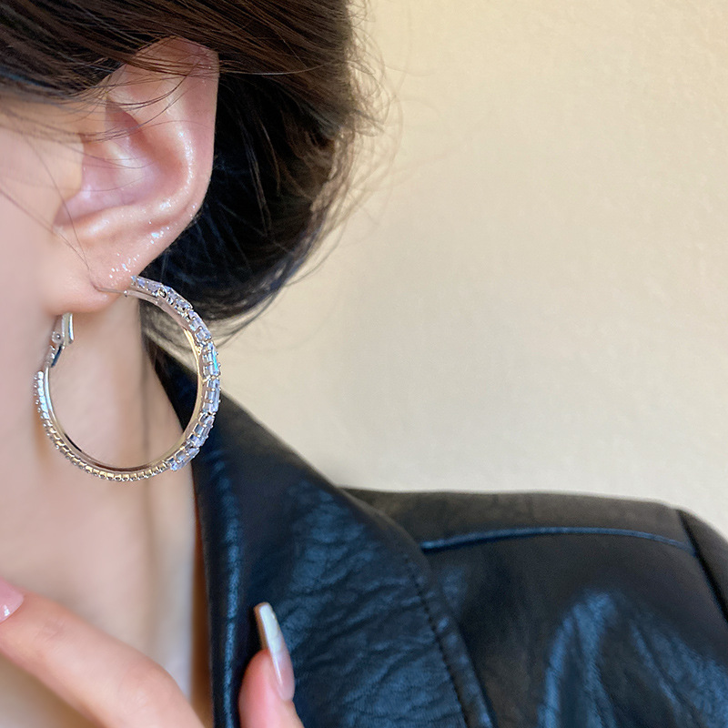 Super fairy zircon large circle earrings for women, a new 2024 trendy and cool style, versatile and elegant exaggerated ear ring earrings Application Scenario