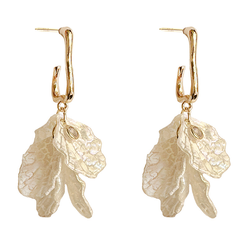 Shell petal tassel long stud earrings for women, super fair-looking, niche and high-end style earrings, elegant earrings for traveling and taking photos Item Picture