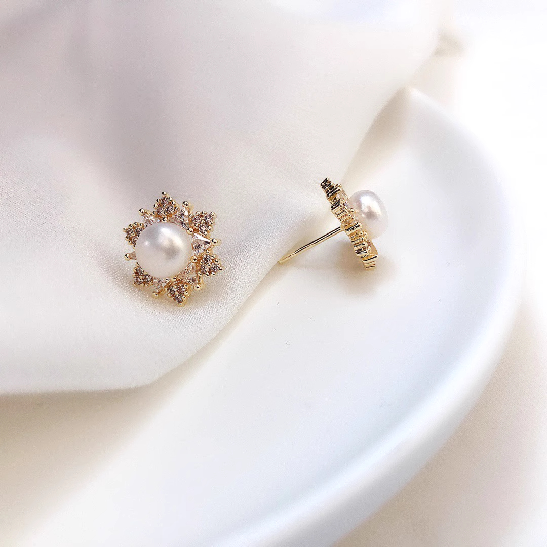 Xuhui brand exquisite and light luxury copper-plated real gold inlaid zircon 925 silver needle snowflake pearl fashionable and elegant stud earrings details Picture