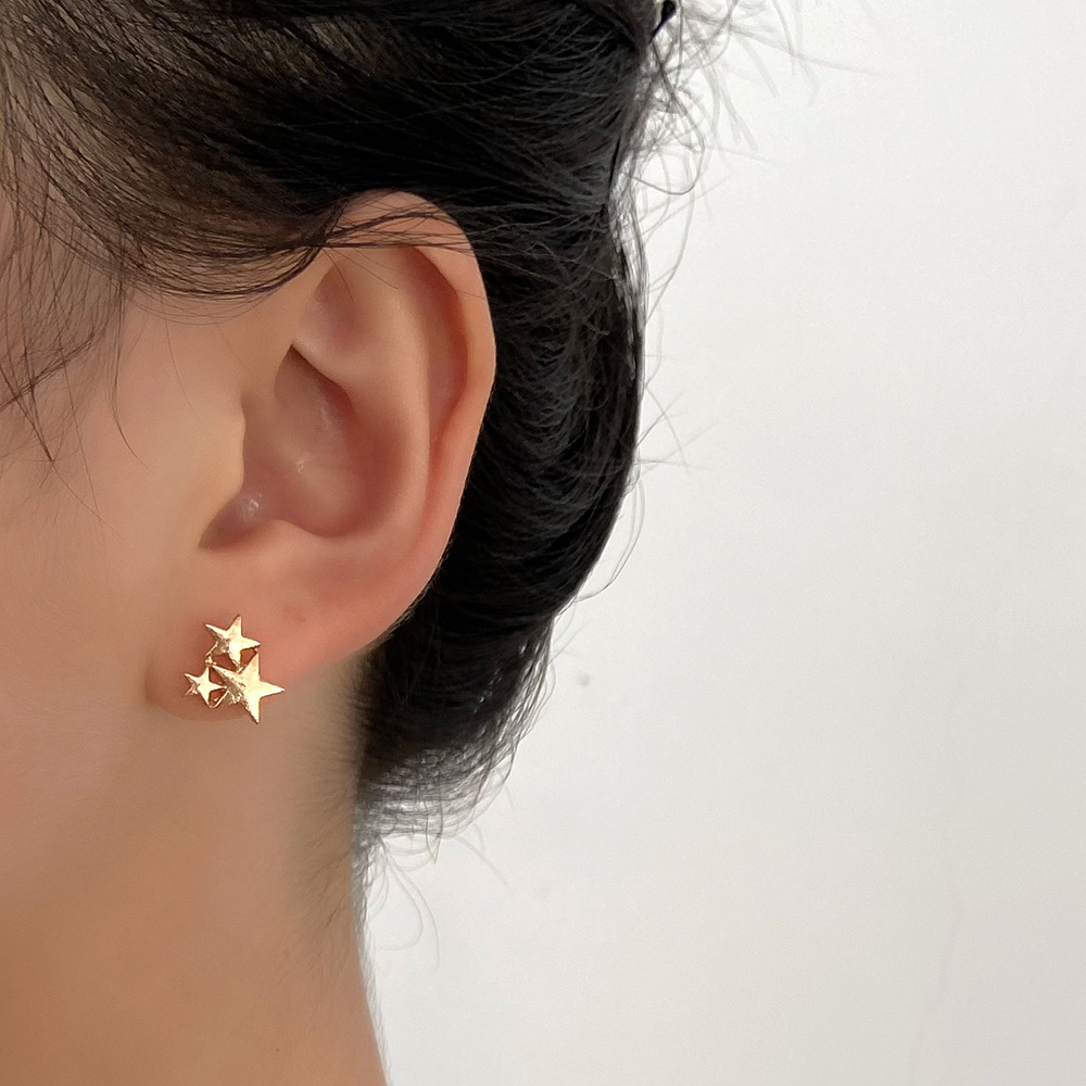 The new Korean version geometric stud earrings are creative, versatile, cute and sweet. The five-pointed star earrings are fashionable alloy earrings and women's accessories details Picture