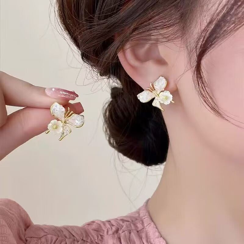 The super fairy-like gradient exquisite butterfly flower stud earrings exude a high-end, light luxury and elegant charm. The crystal earrings are versatile earrings details Picture