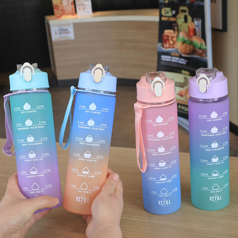 Summer large-capacity water cups, outdoor sports cups, gradient color straw cups, portable plastic cups, leak-proof and shock-resistant water bottles full figure