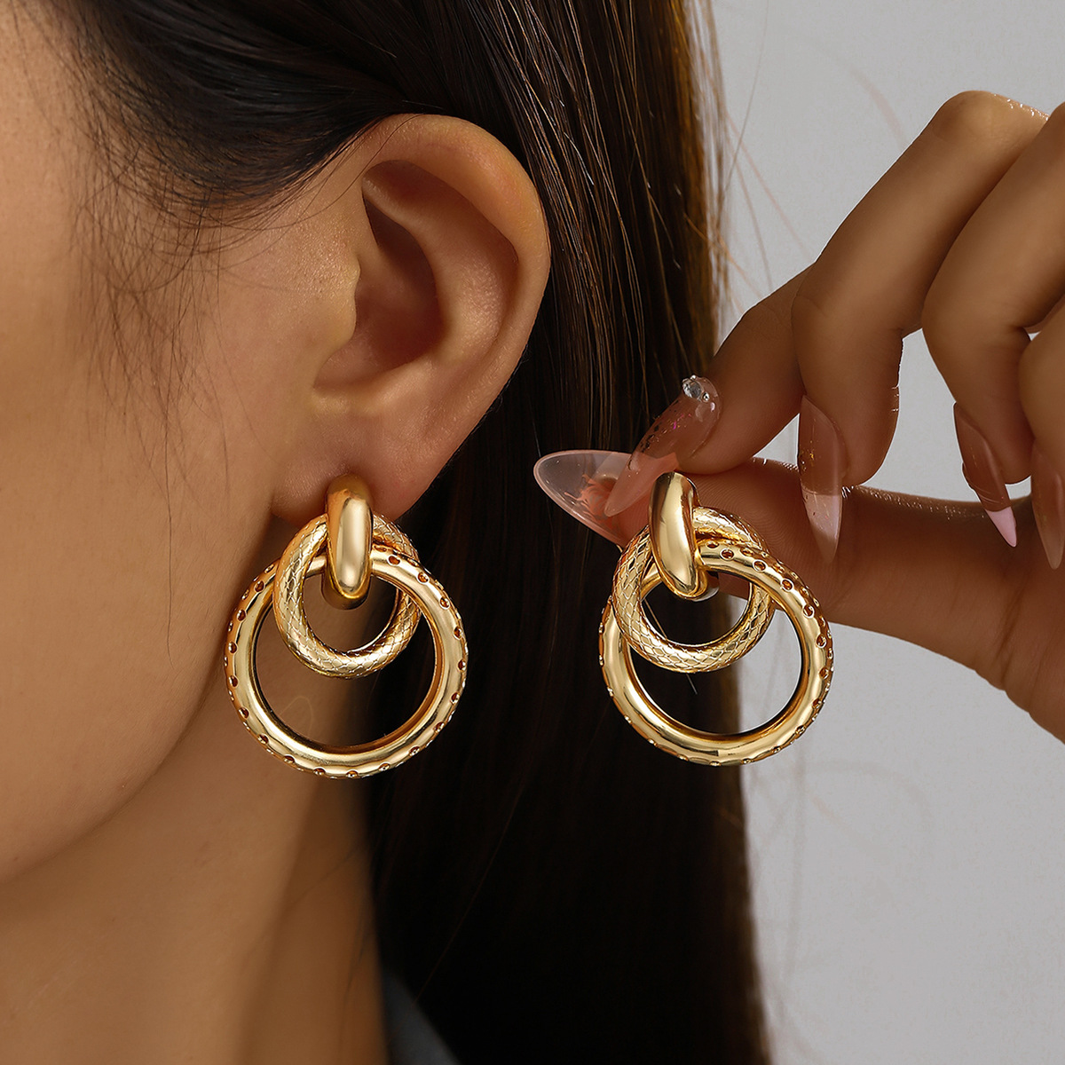 Wholesale of exaggerated and fashionable circular ear studs with creative retro geometric alloy material that are popular across Europe and America full figure
