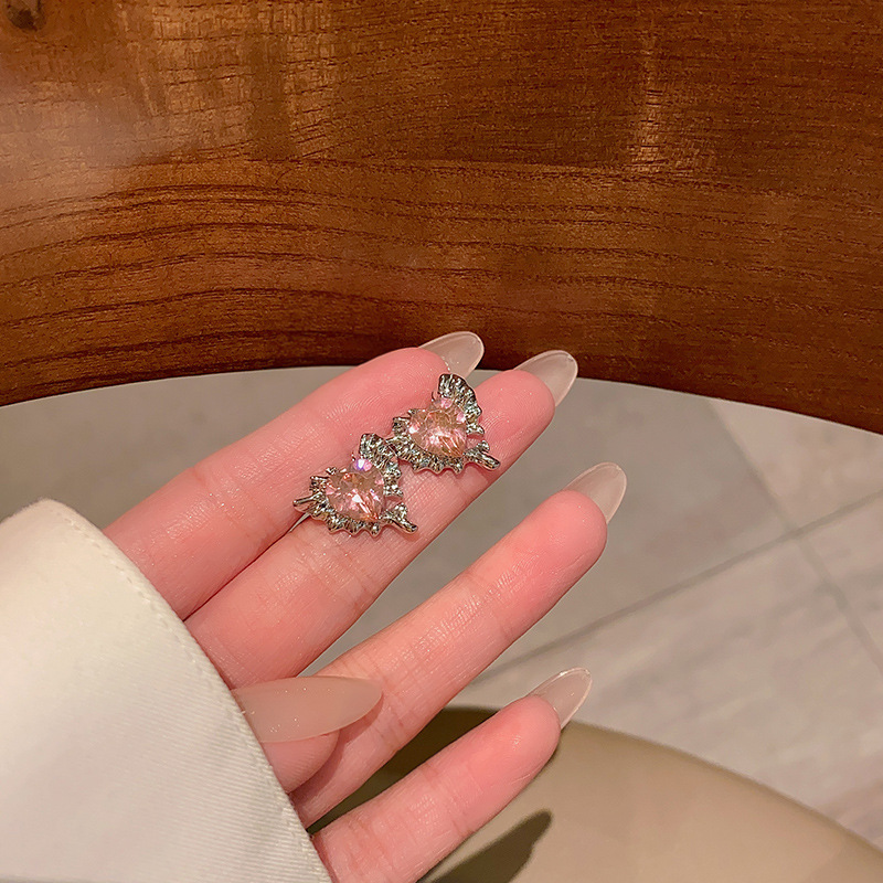 Wholesale of new Korean super shiny pink zircon heart-shaped earrings with a cold and elegant feminine style and a high-end design sense of stud earrings and other accessories full figure