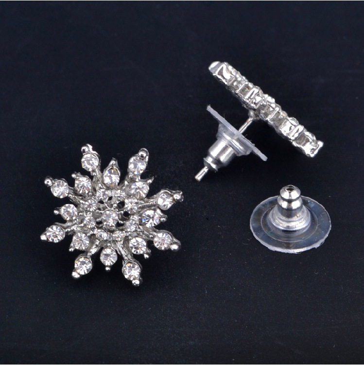 Korean-style fashionable earrings, with dazzling rhinestones and diamond-encrusted snowflake stud earrings, popular Korean earrings wholesale for women Application Scenario