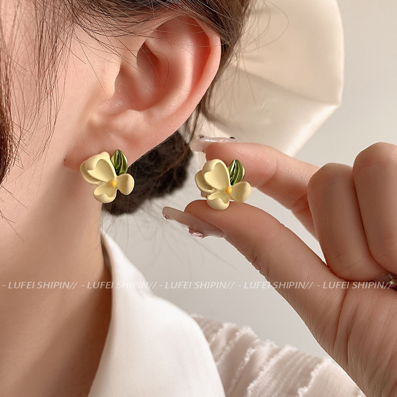 Cute creamy-yellow gardenia stud earrings for women on Instagram, Korean Internet celebrity earrings, niche design sense, simple ear clips and earrings Specification drawing