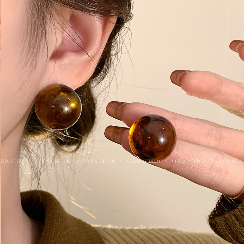 Irregular amber earring earrings for women's autumn and winter, with a retro and high-end style, are a new 2024 light luxury and niche ear accessory Specification drawing