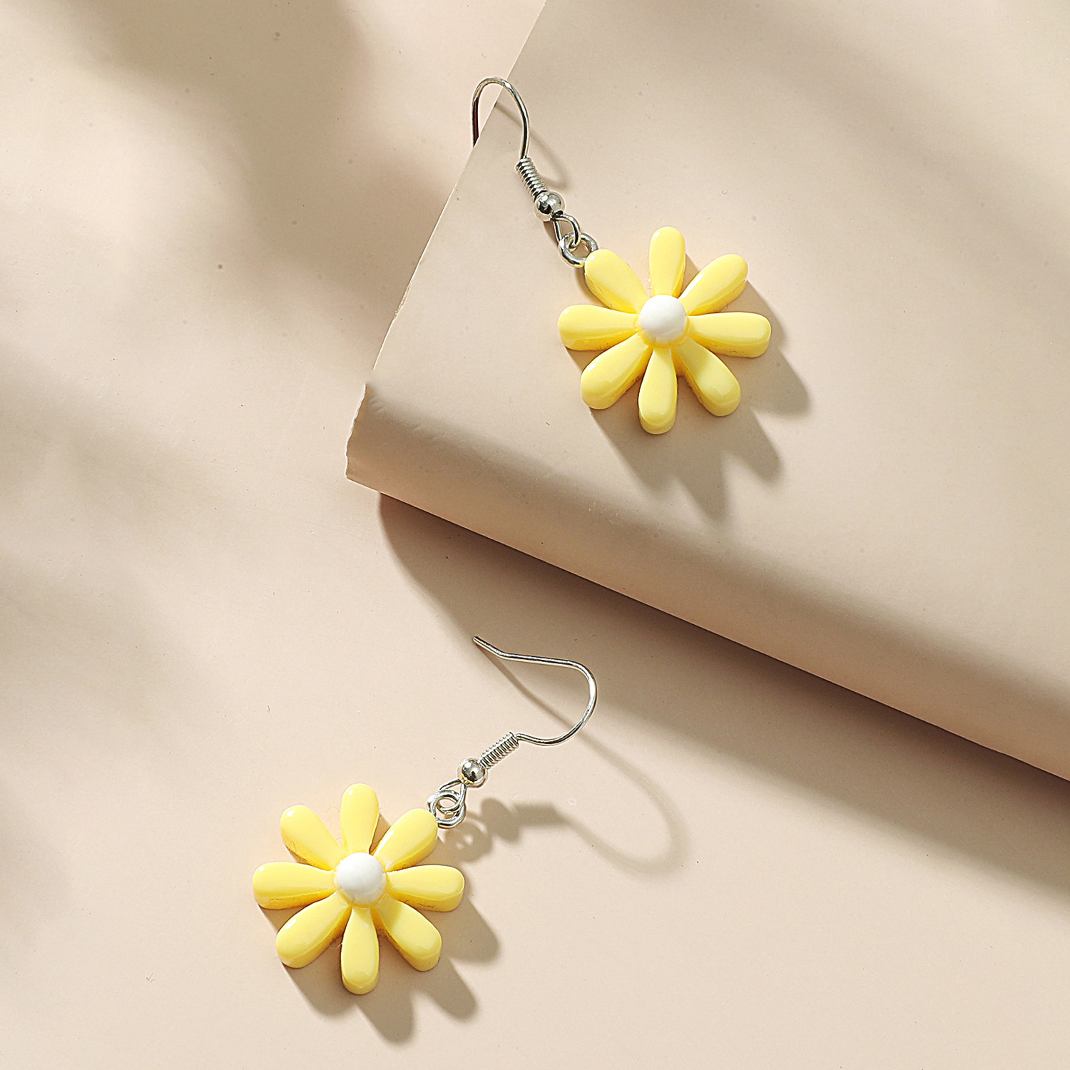 Korean style elegant resin Daisy earrings 2023 new summer fashion Internet celebrity flower stud earrings women's accessories Specification drawing