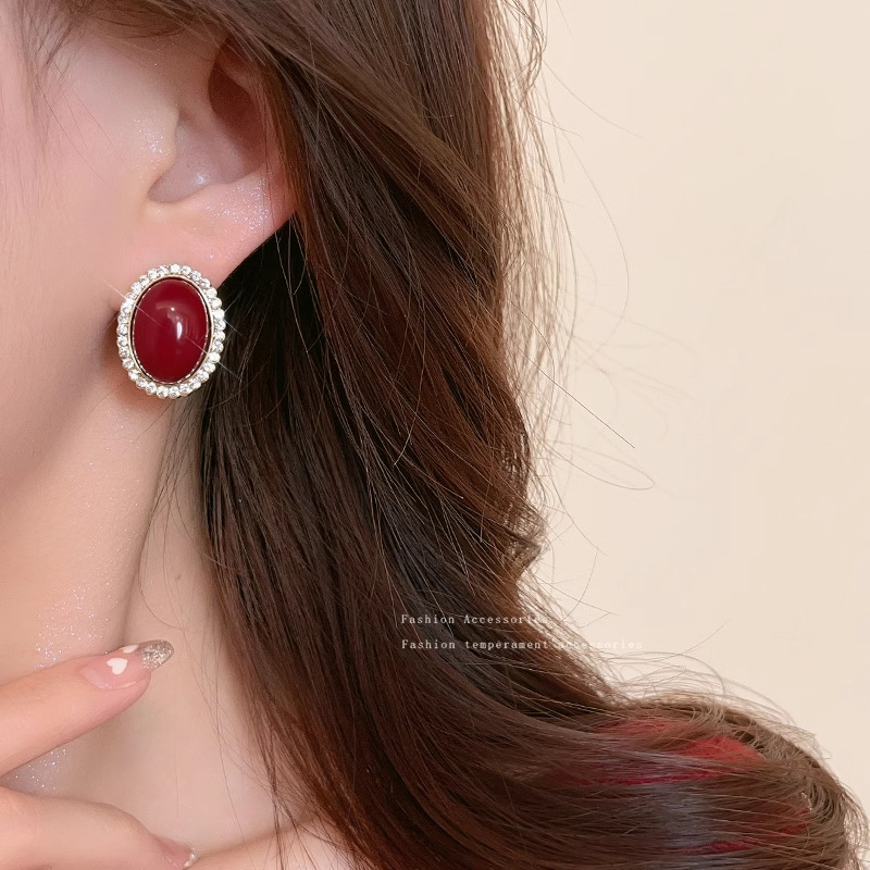 Red stud earrings, a new bestseller in 2025, exude a sense of light luxury and sophistication, with a grand and elegant demeanor. They are perfect for women's autumn and winter Christmas earrings details Picture