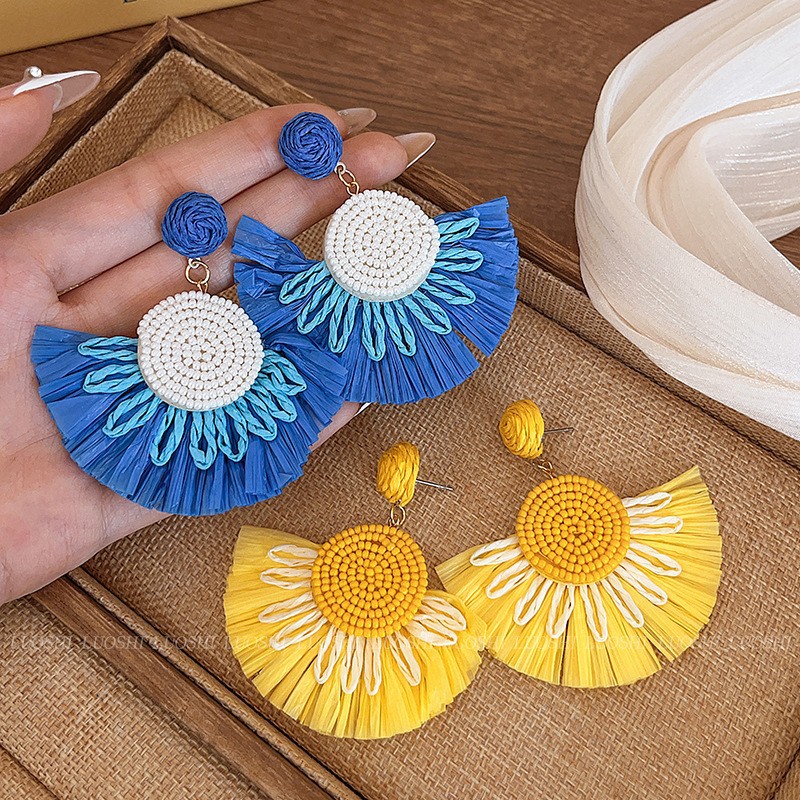 Vacation-style large skirt hem ear studs for women, high-end and face-enhancing small earrings, 2025 new bestsellers, elegant and stylish earrings and earrings details Picture