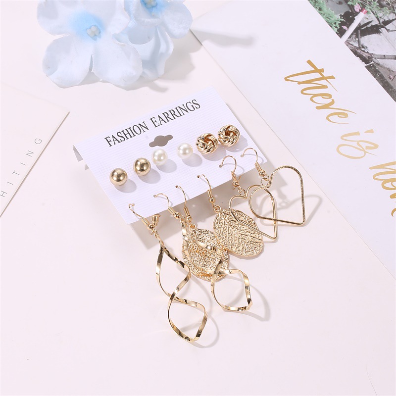 A popular European and American earpiece fashion leaf cross heart set of earrings, 6 pairs of earrings, with windmill pearl stud clips Application Scenario