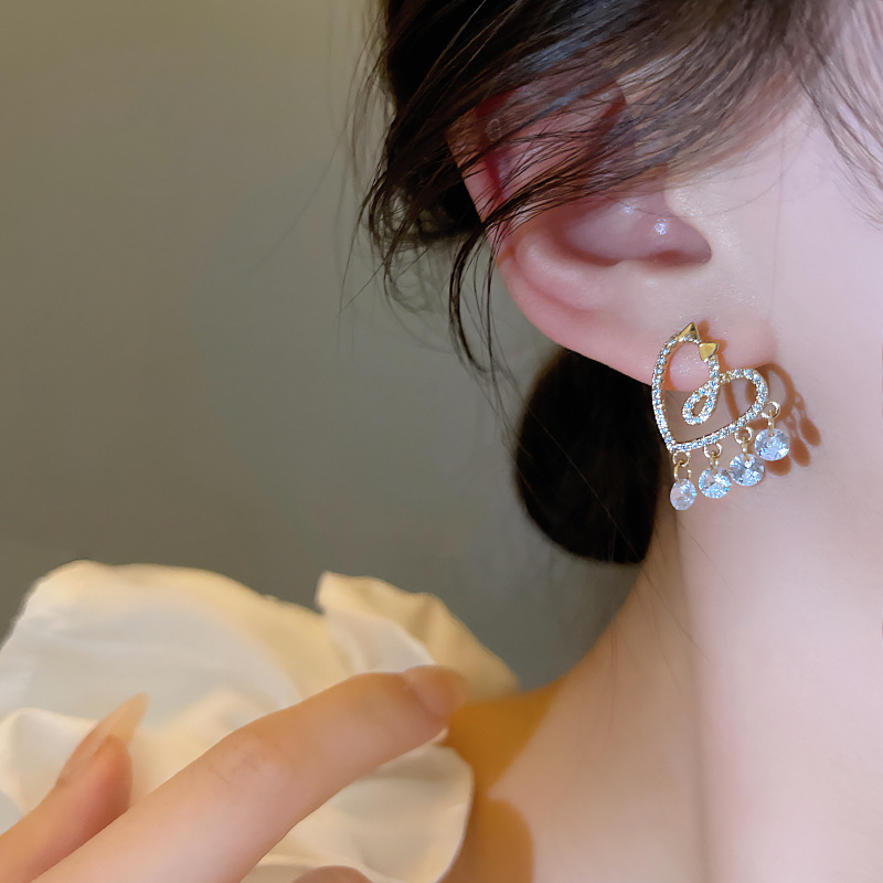 S925 Silver needle exquisite Super Glittering zirconia heart-shaped earrings, a cool and elegant style for women, versatile crystal pendant stud earrings details Picture