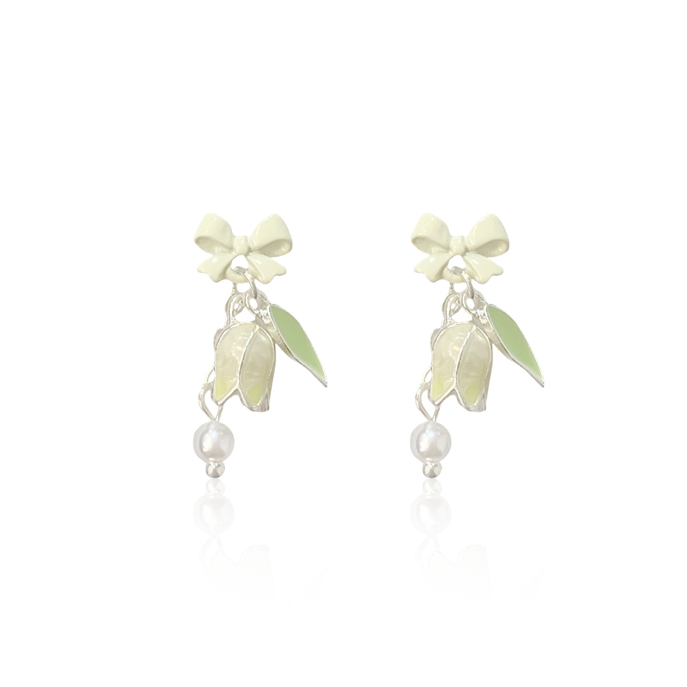 Summer forest-themed ins fresh tulip earrings for women with silver needles are exquisite, sweet, and have a unique design sense. They are super ethereal earrings Item Picture