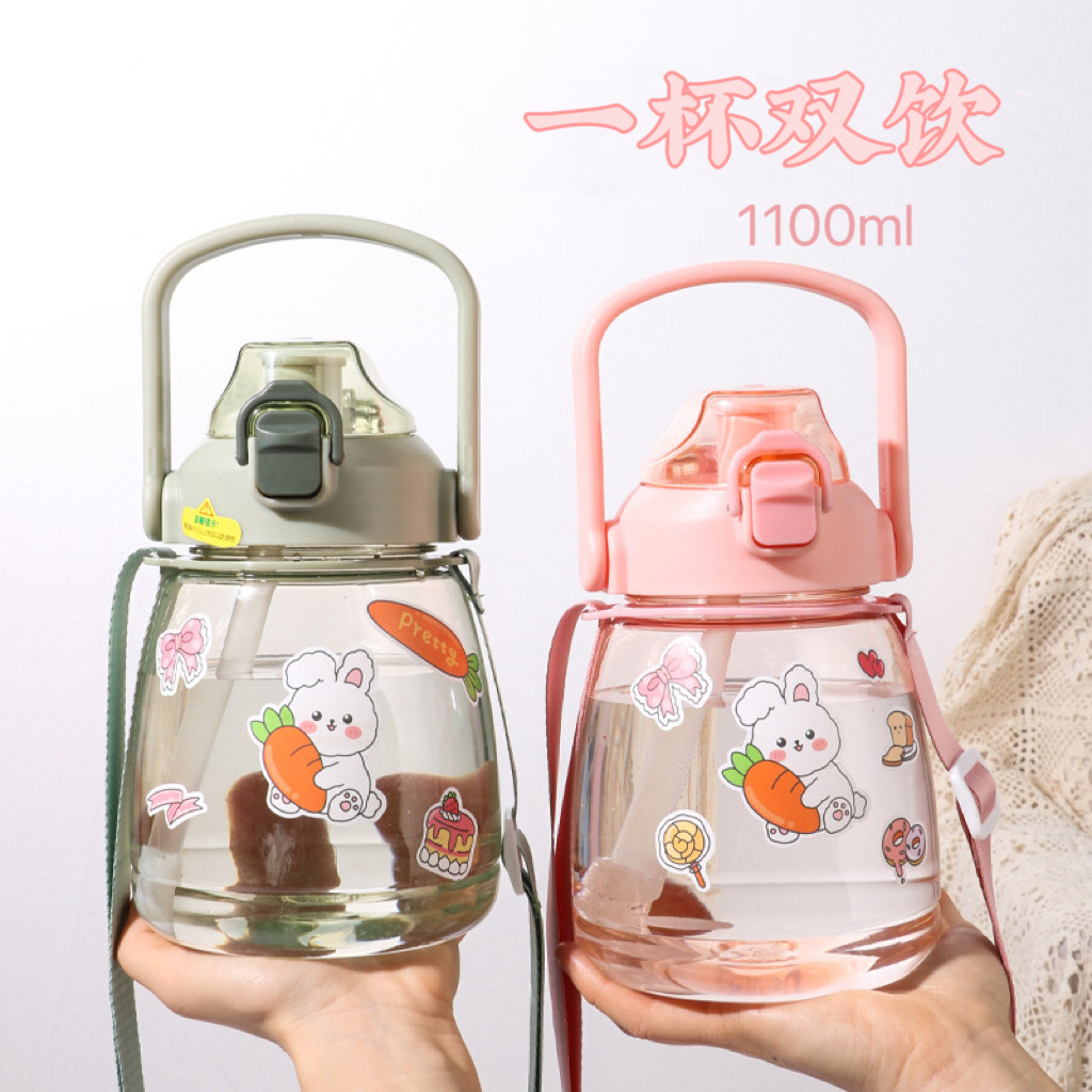 The popular large-belted cup has a large capacity and high appearance level. It is a children's plastic water cup, a portable summer water bottle, and a student straw cup water bottle full figure