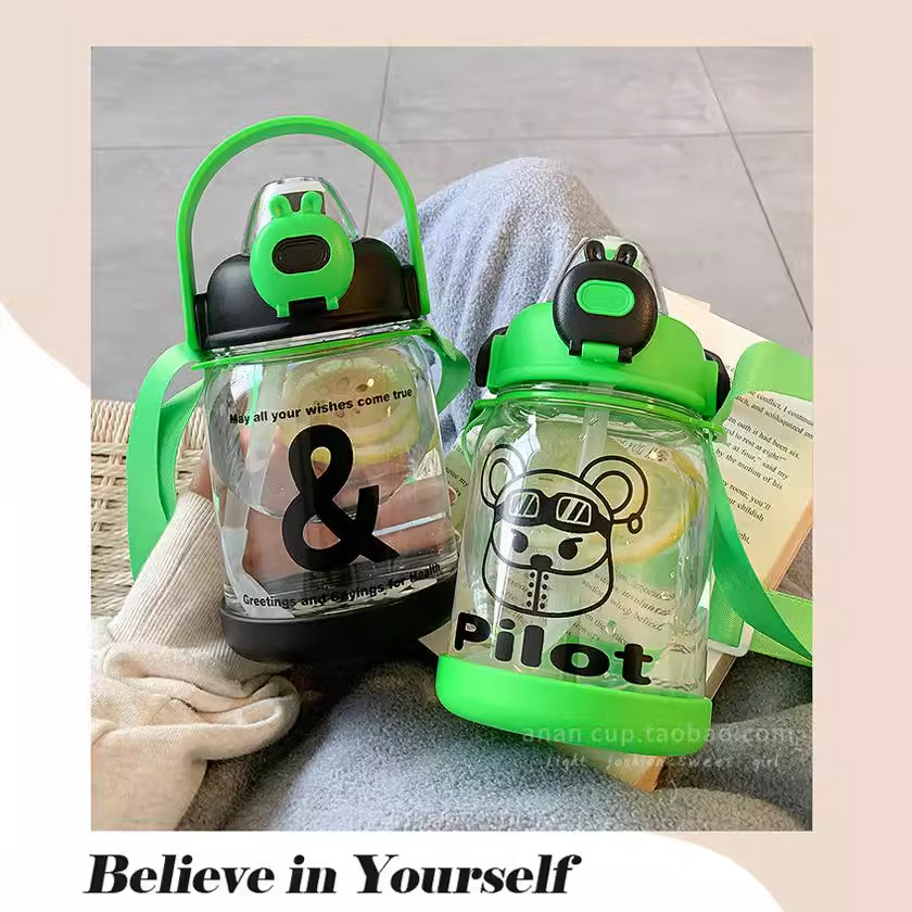 New cute water cup, high appearance level, large capacity water bottle for teenage students, portable hand-held outdoor summer straw cup Application Scenario