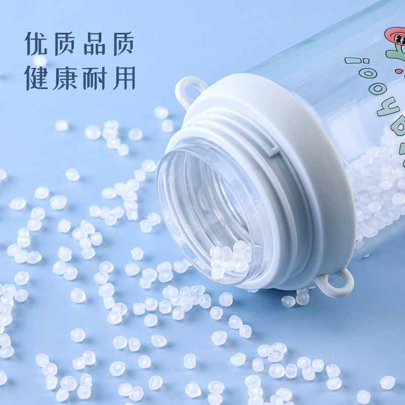 Children's water cups, portable plastic straw cups with straps for boys and girls to go to school in summer, and direct drinking water bottles for primary school students Application Scenario