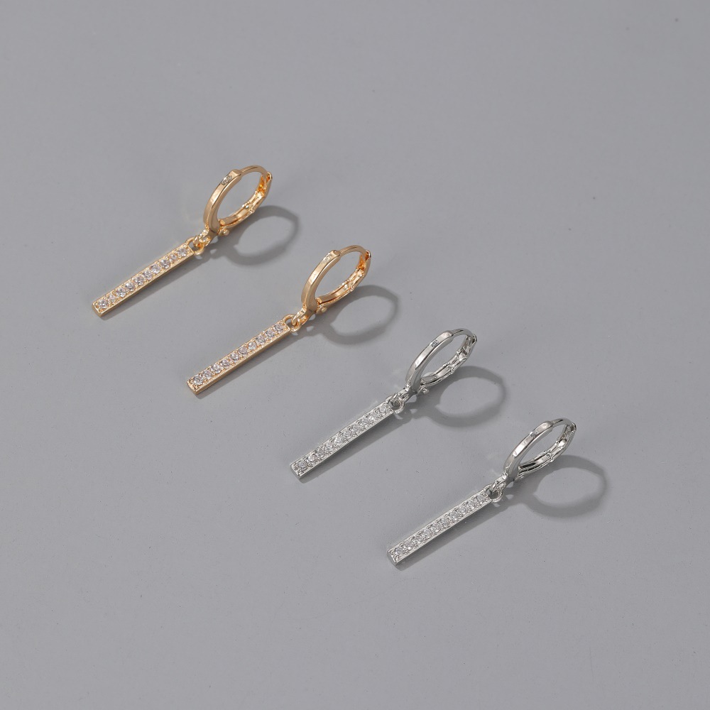 Korean-style design earrings, long straight strip earrings, simple and versatile, can modify the face shape and make the face look slimmer Application Scenario