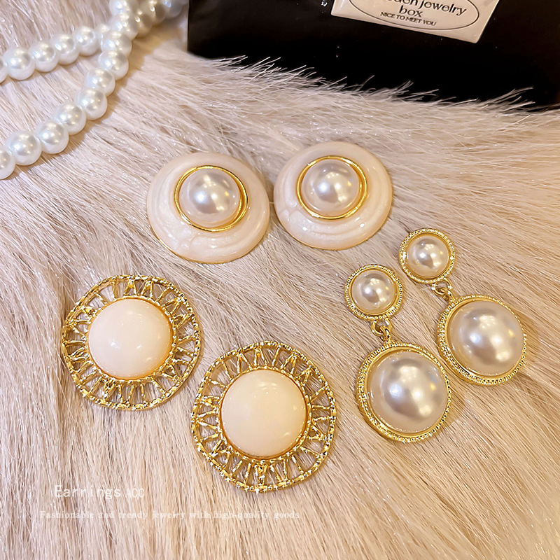 French pearl earrings for women, 2025 new style bestsellers, high-end ear studs, retro style, versatile and niche earrings for Internet celebrities Application Scenario