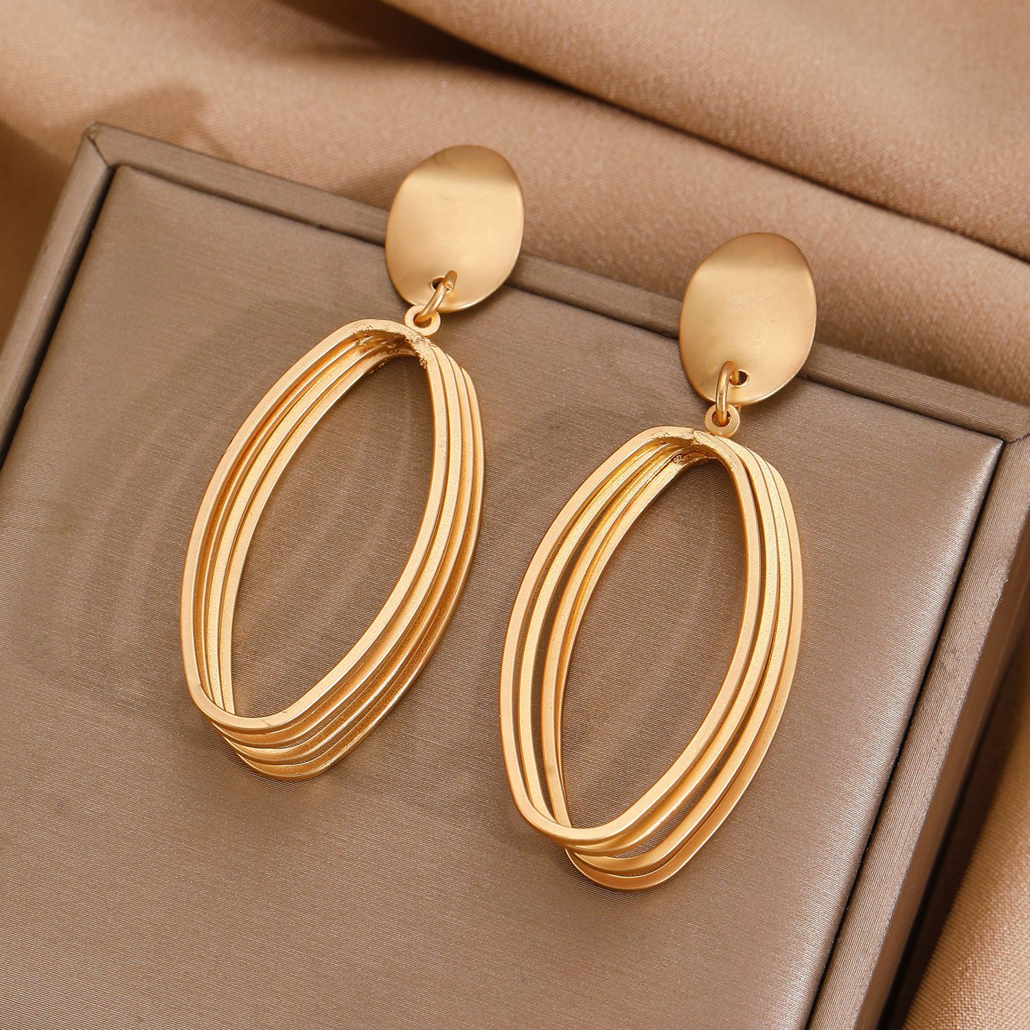 Popular cross-border best-selling fashionable hollowed-out oval earrings from Europe and America, simple geometric long hollowed-out matte earrings and earrings for women Application Scenario