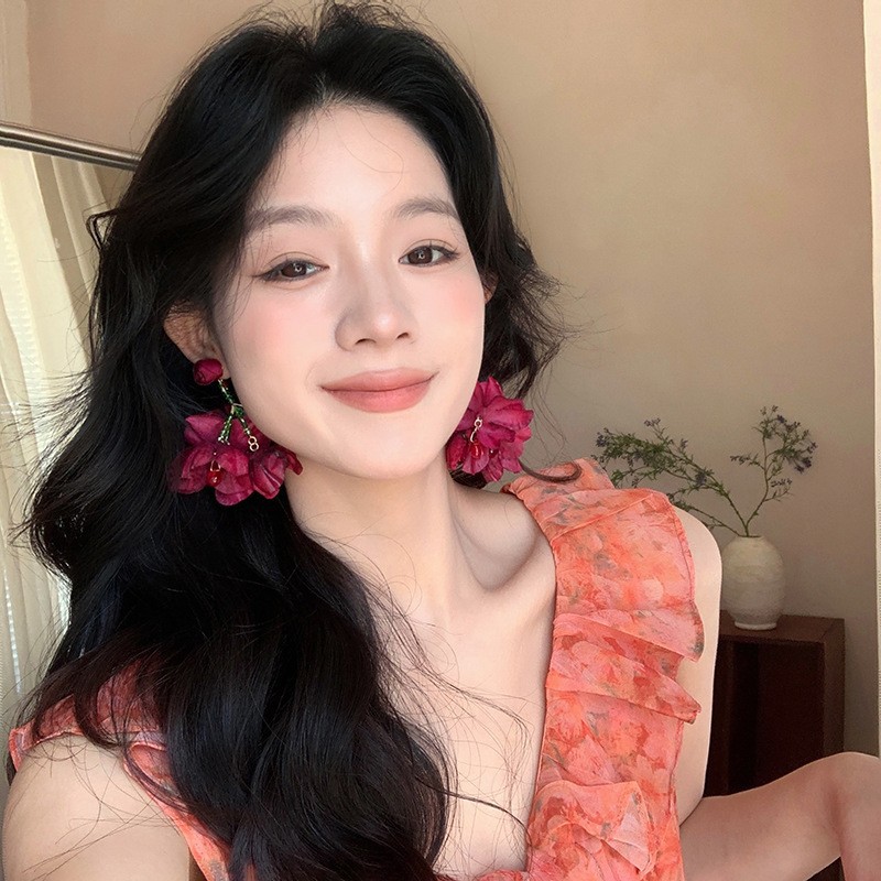 Pink sweet flower earrings, a niche design for women with a high-end feel. Beaded ear studs are unique, exaggerated and elegant, and are popular earrings on the Internet Application Scenario