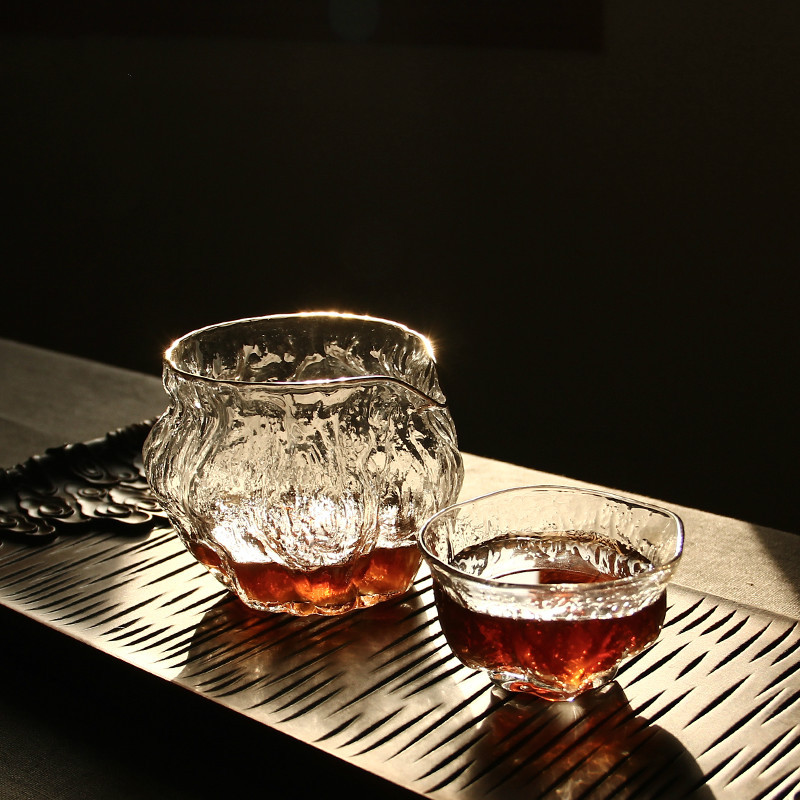 Glass tea dispenser, walnut tea sea tea set, Japanese kung Fu tea set, thickened large creative public cup, side handle fair cup Application Scenario