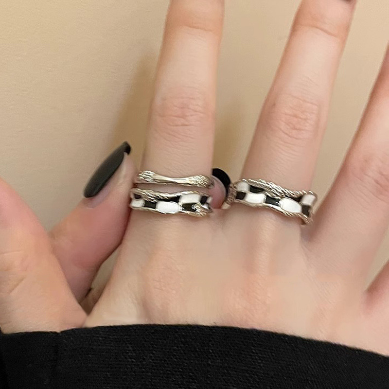 A new women's index finger ring with a retro and unique checkerboard pattern and glazed drip pattern, featuring a light luxury and niche design with a high-end feel details Picture