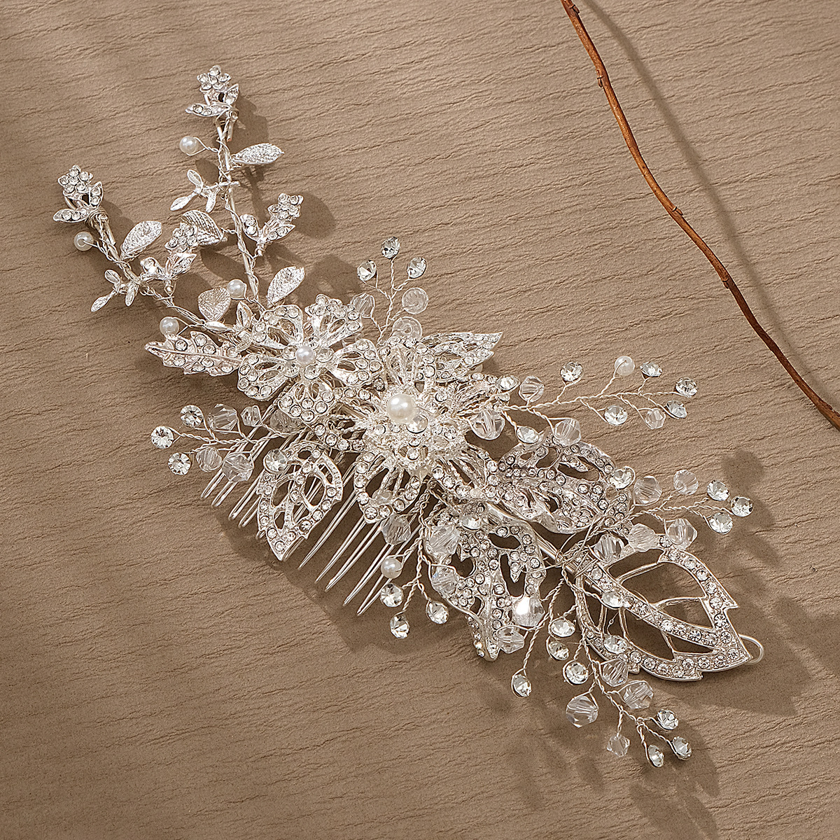 European and American exaggerated bride headwear, high-end alloy flower insert comb, handcrafted diamond-encrusted hair comb, factory direct sales of wedding accessories Application Scenario