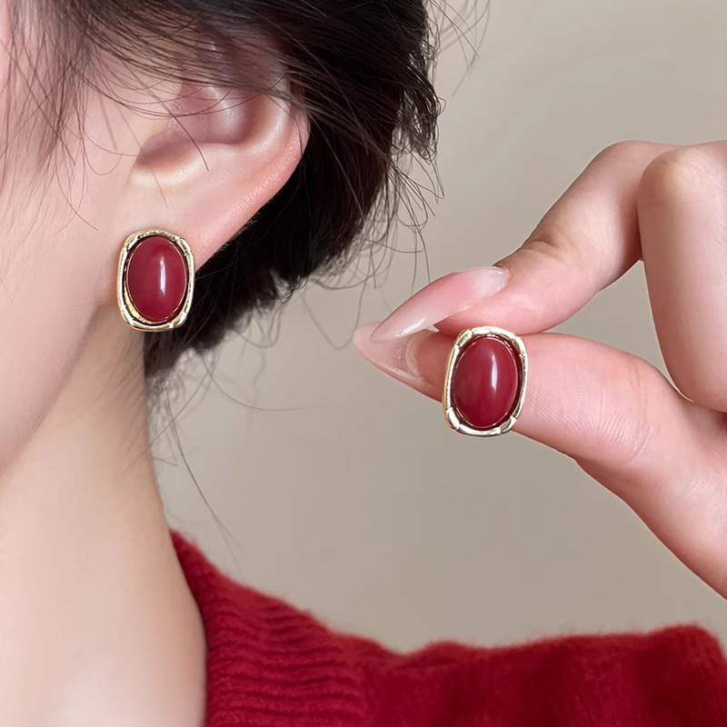 Retro Encore red geometric square glazed stud earrings for women, a niche design with a high-end feel, New Year autumn and winter earrings Specification drawing