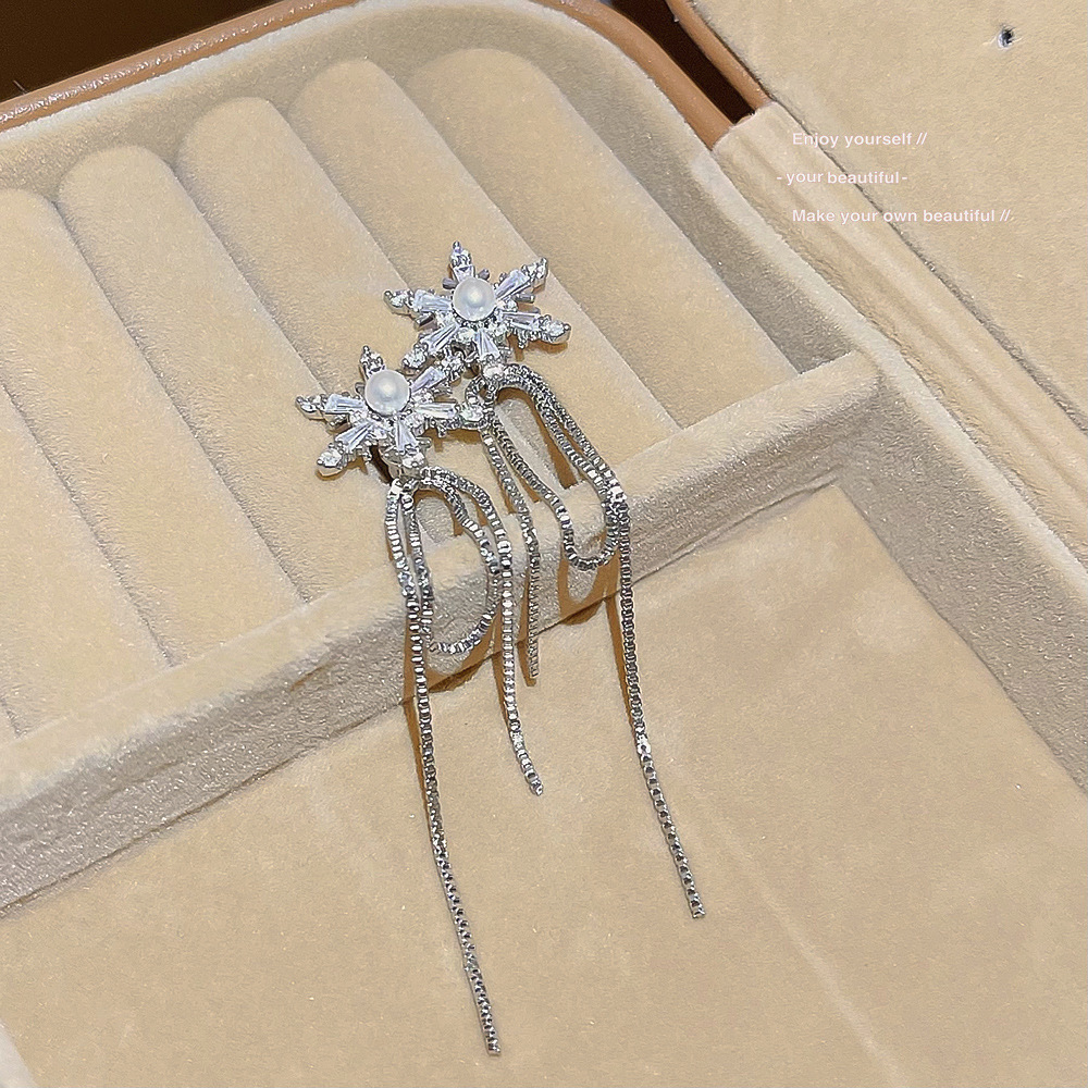 A pair of earrings with a fashionable, ethereal and niche design, the same snowflake pearl and elegant tassel earrings as the Internet celebrity, for women Application Scenario