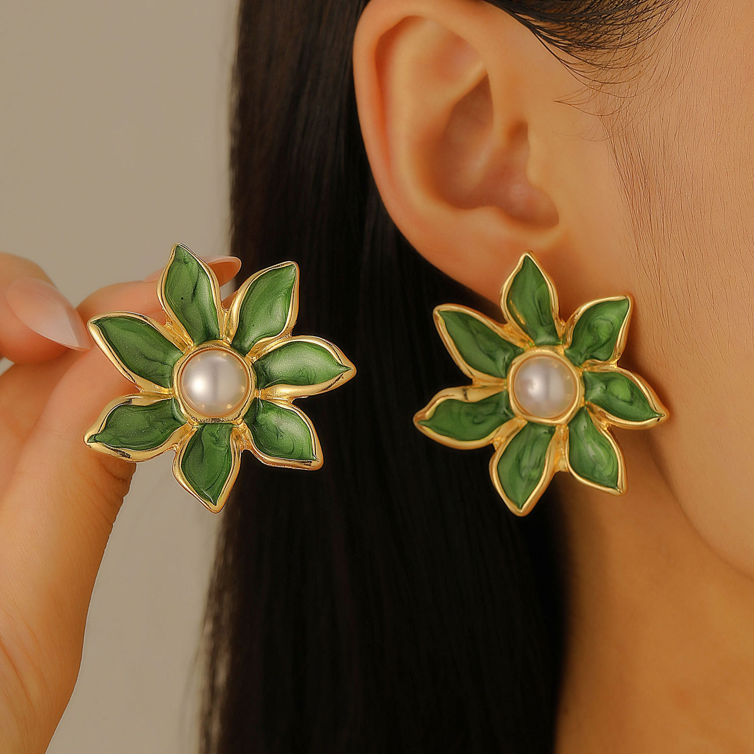 vintage colored oil-dripping flower earrings, a fresh and delicate forest-themed style with pearl petal stud earrings Specification drawing
