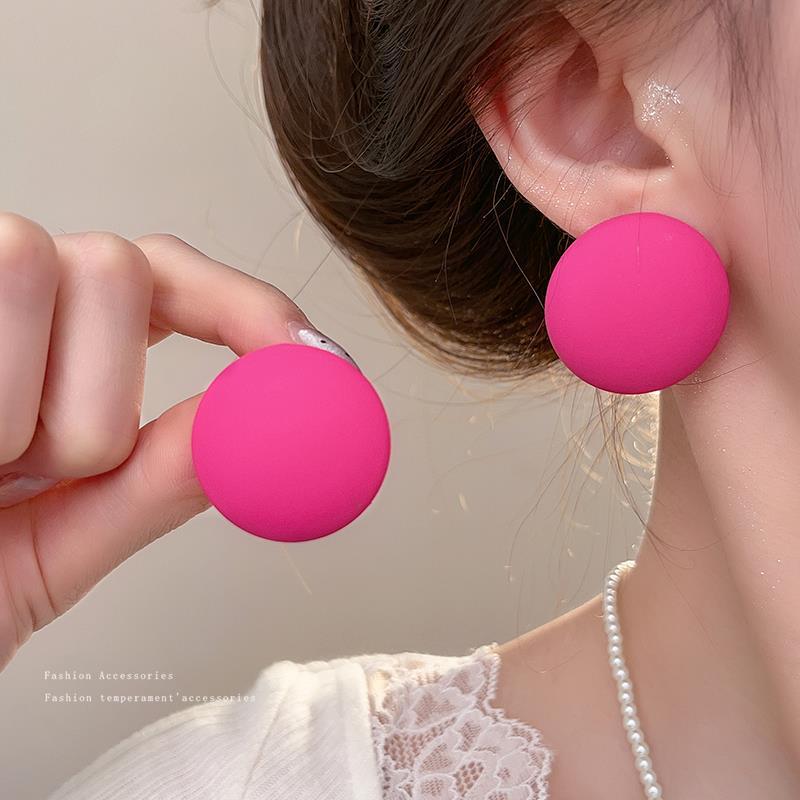 Dopamine rose pink earrings for women exude a sense of sophistication and make the face look better. Small ear studs, a new bestseller in 2025, versatile earrings and earrings details Picture
