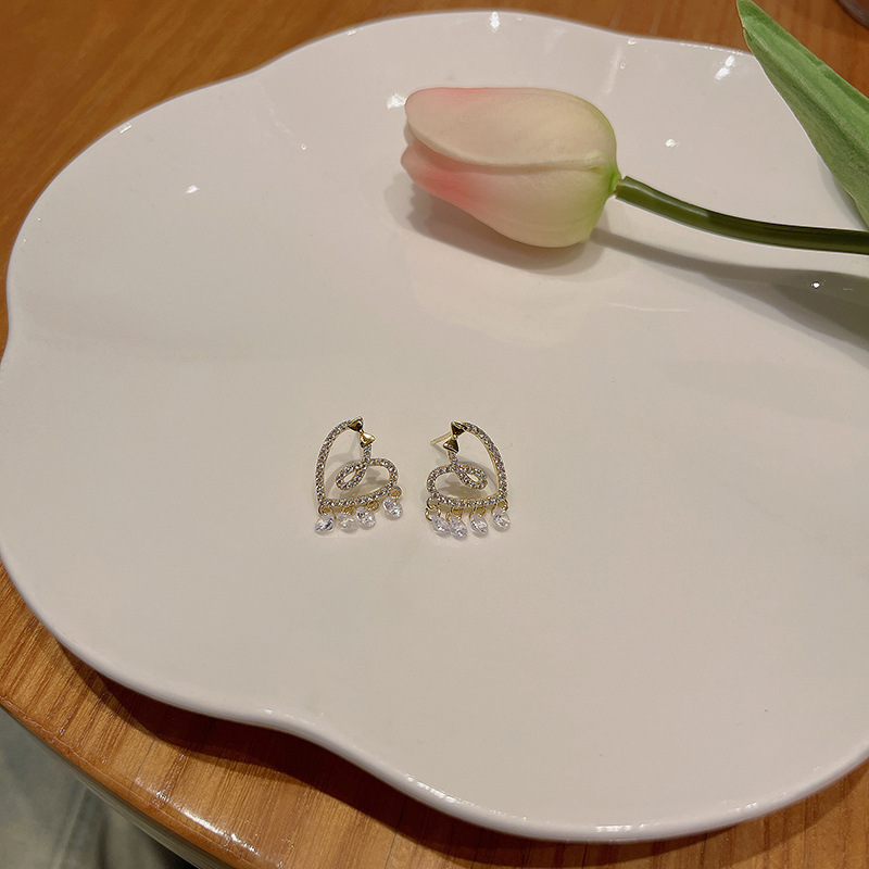 S925 Silver needle exquisite Super Glittering zirconia heart-shaped earrings, a cool and elegant style for women, versatile crystal pendant stud earrings Application Scenario