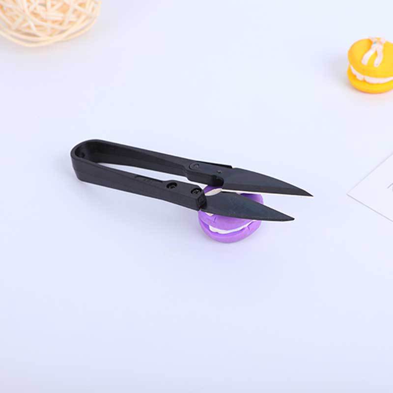 Wholesale high-carbon steel black plastic-handled cross-stitch thread cutters, household tailor small scissors, U-shaped yarn cutters Application Scenario