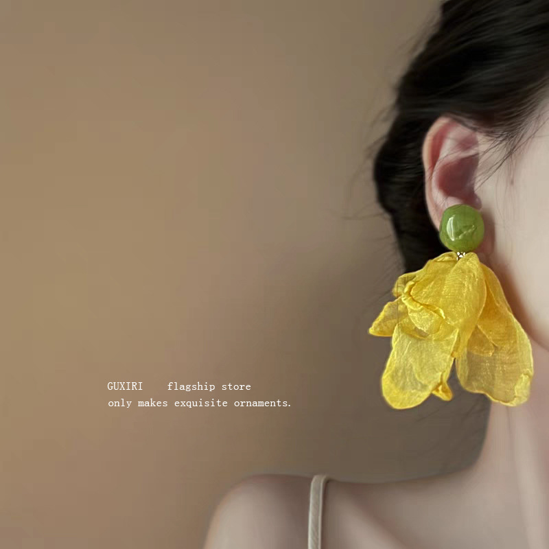 The super fairy-like French chiffon petal earrings exude a sense of sophistication for women, with a niche design sense. The stud earrings are elegant and have a vacation style Application Scenario