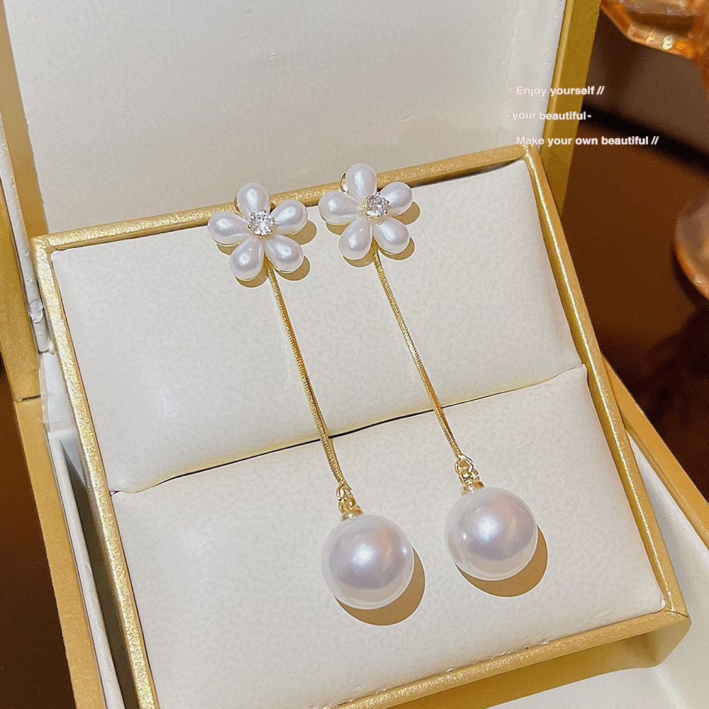 A sweet and fresh summer new collection: A pair of flower-shaped earrings with two pairs, fashionable and elegant. Long, simple and versatile earrings for women full figure