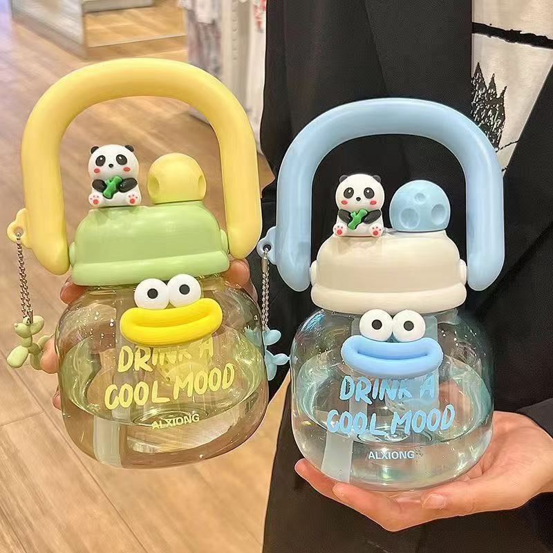 New cartoon hand-held teapot with large capacity, tea bin, tea and water separation, tonnage cup, outdoor portable double-drinking straw cup details Picture