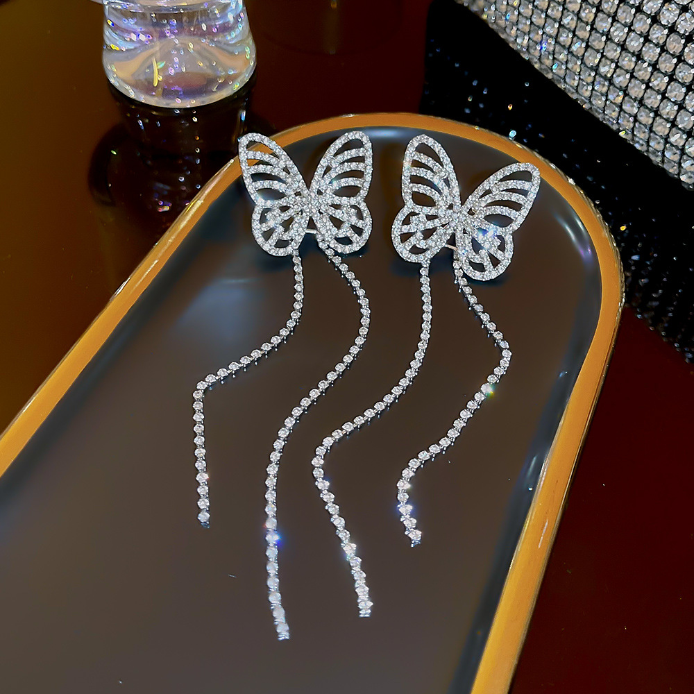 A pair of long, cold and elegant earrings with exaggerated and dazzling European and American style, featuring full diamonds and butterfly tassels full figure