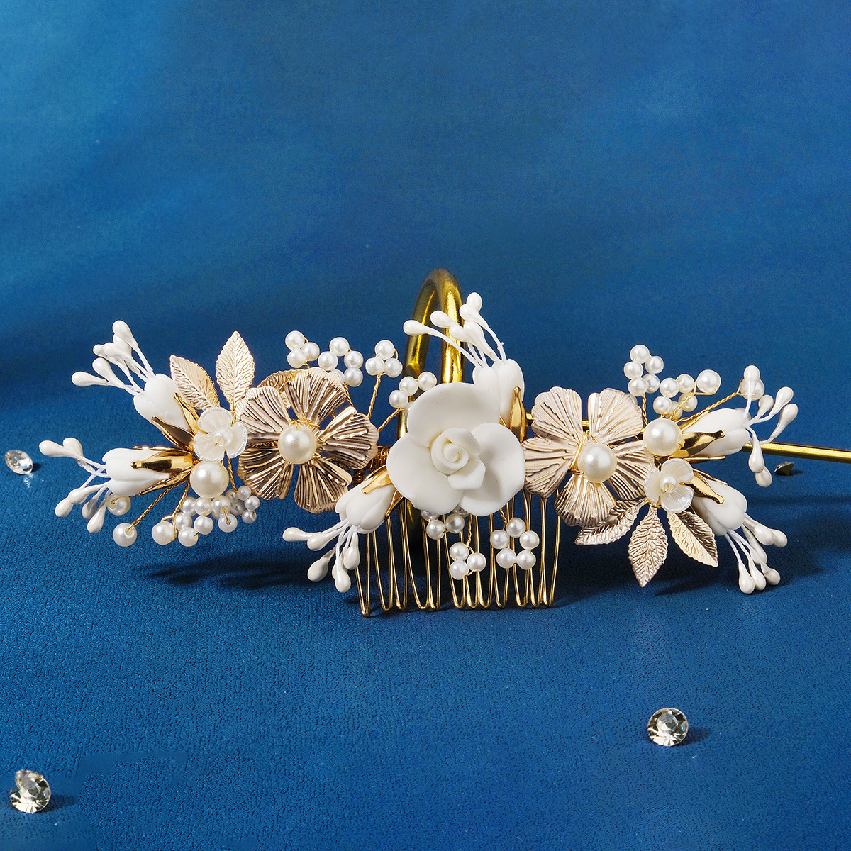The new Chinese-style retro bride's hair accessory is elegant and beautiful. The handcrafted comb with flower spikes features a Xiuhe ancient-style updo and ceramic flower hair comb details Picture