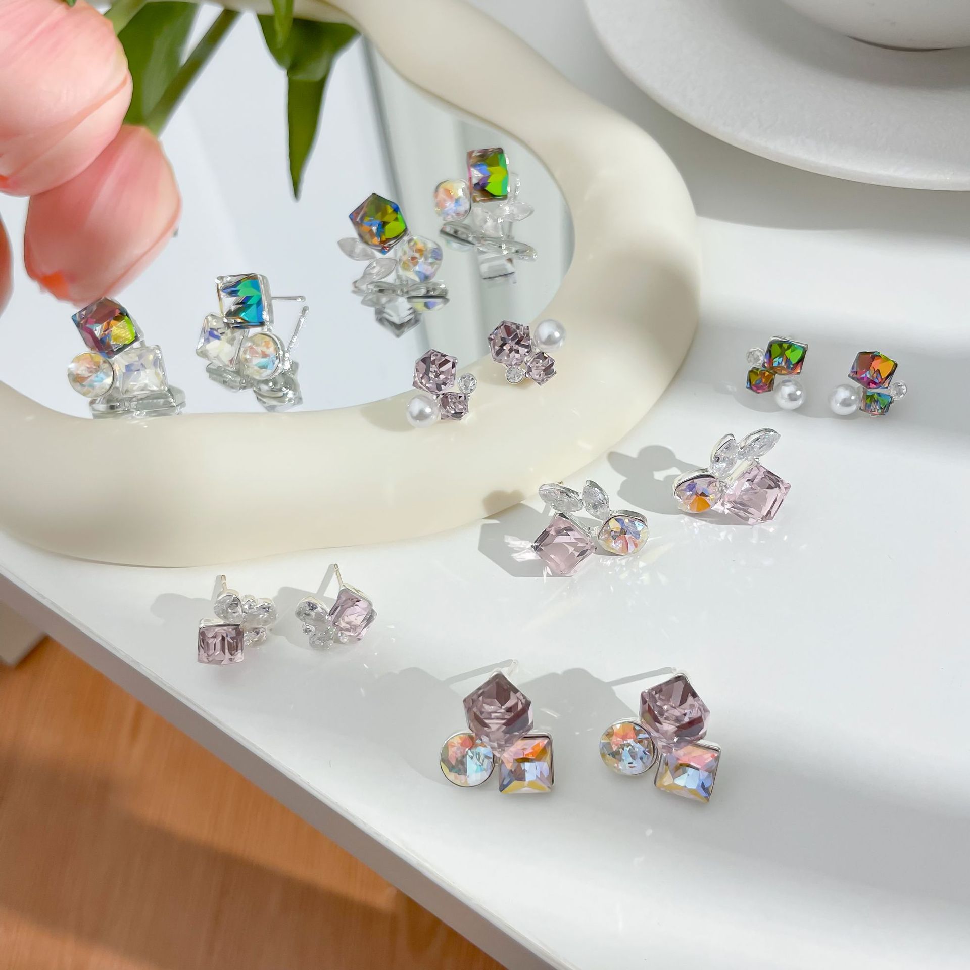 The dazzling ice crystal sugar stud earrings for women, with a light luxury and elegant design sense, are super dazzling and three-dimensional, and are gentle pink earrings full figure