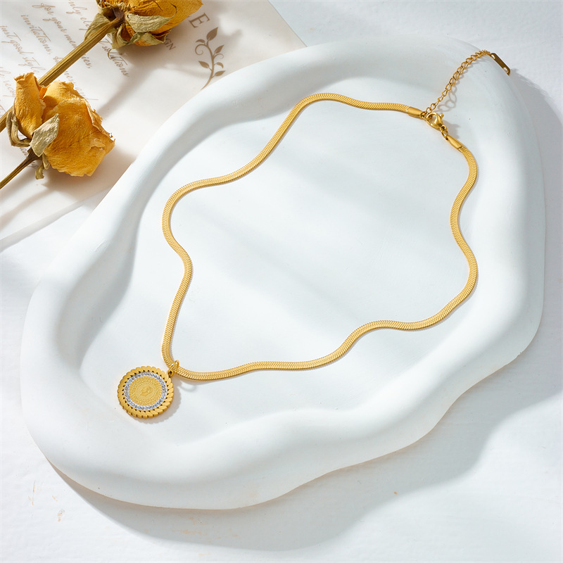 European and American cross-border creative, niche, retro, high-end and elegant portrait print, diamond-encrusted round pendant, snake bone chain necklace Specification drawing