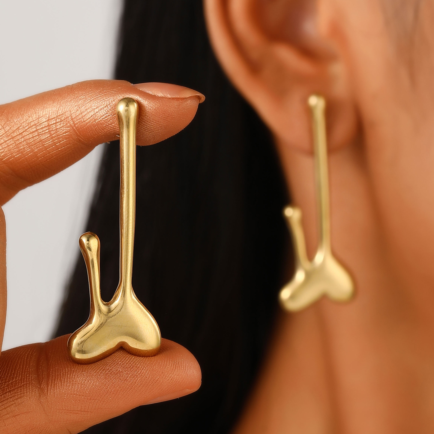 Wholesale of fashionable, versatile and personalized stainless steel heart-shaped earrings with a sense of luxury for women and geometric stud earrings details Picture