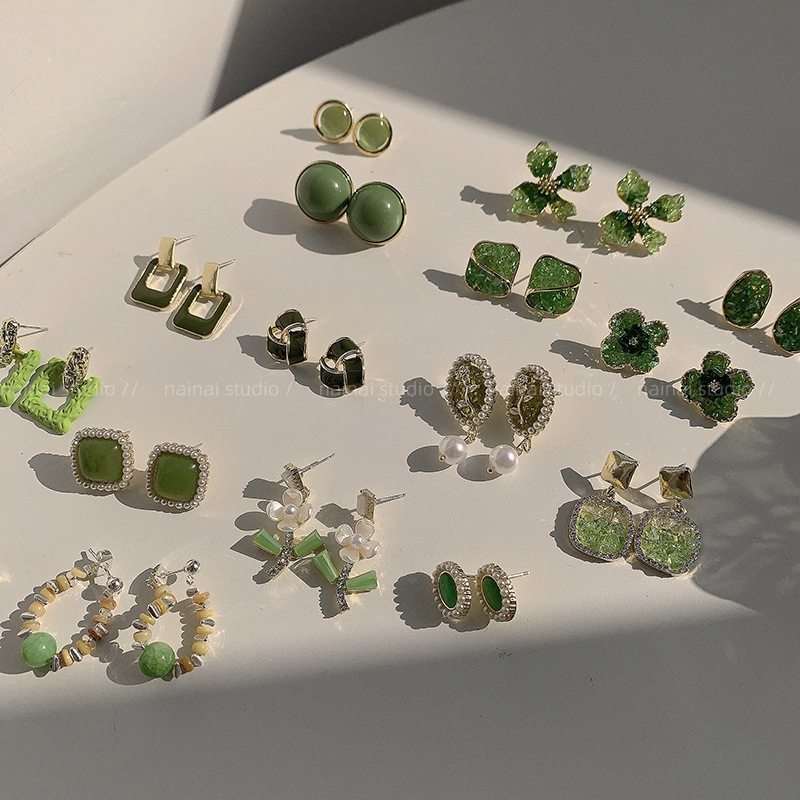 Fresh and clean green stud earrings, a unique and high-end forest-themed crystal earrings, new spring earrings for 2025 Specification drawing