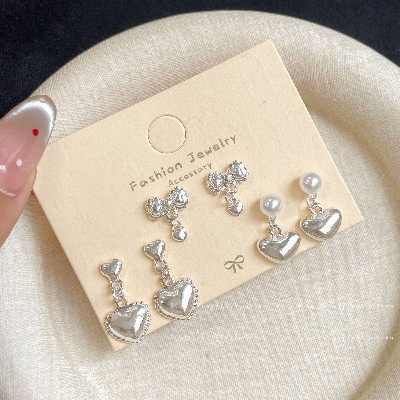 Sweet bow, simple and exquisite heart-shaped pendant earrings, women's silver needle, elegant and versatile, daily student small stud earrings Specification drawing