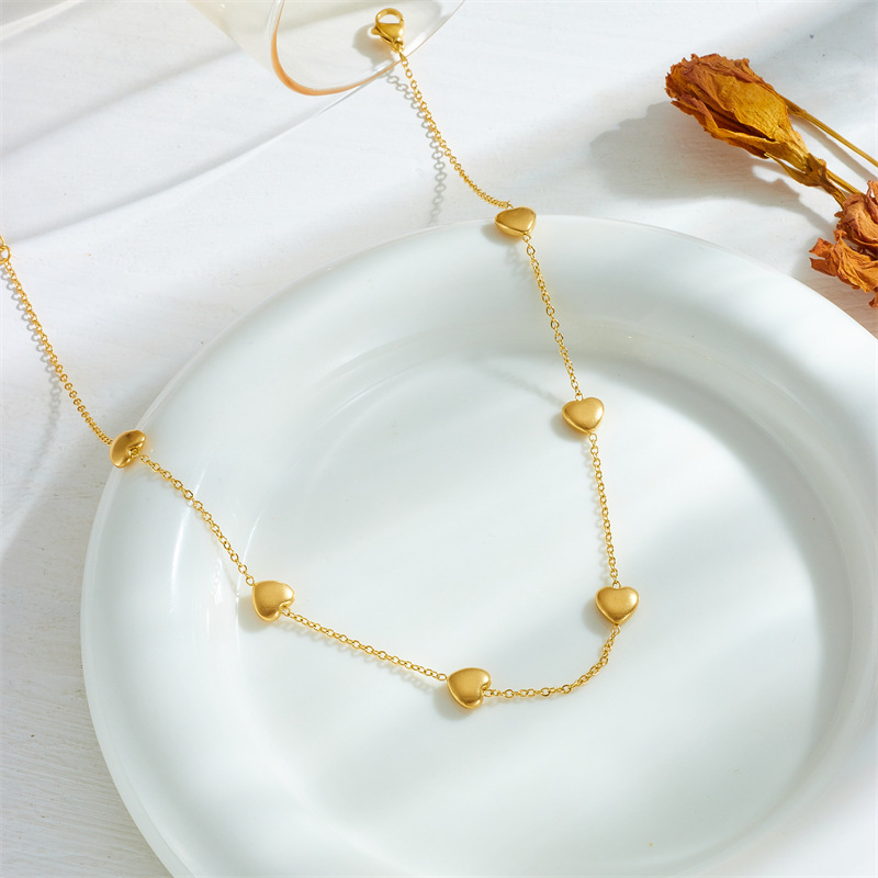 Korean version simple, fashionable and niche gold-plated titanium steel heart chain collarbone chain necklace details Picture
