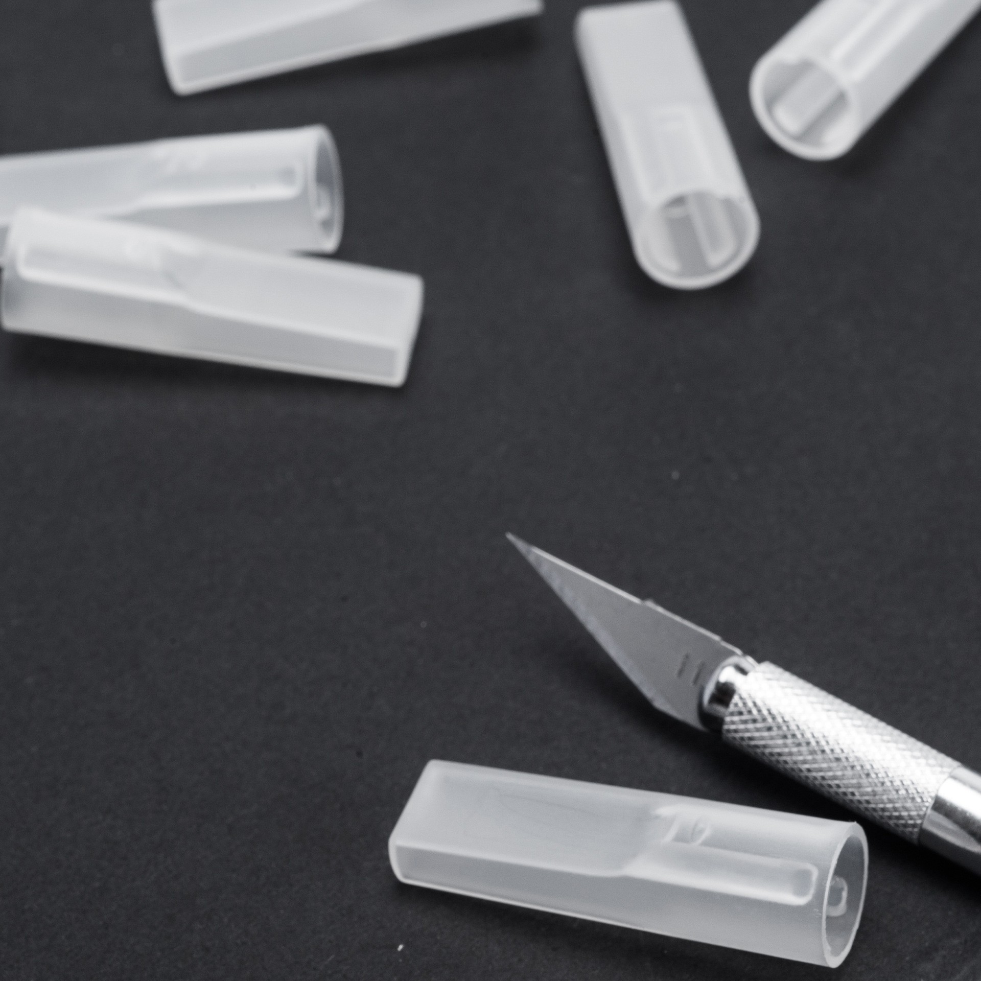 The manufacturer wholesals handheld aluminum alloy rod engraving pen and knife caps, which are safe and practical. The plastic transparent knife heads protect the pen caps Application Scenario