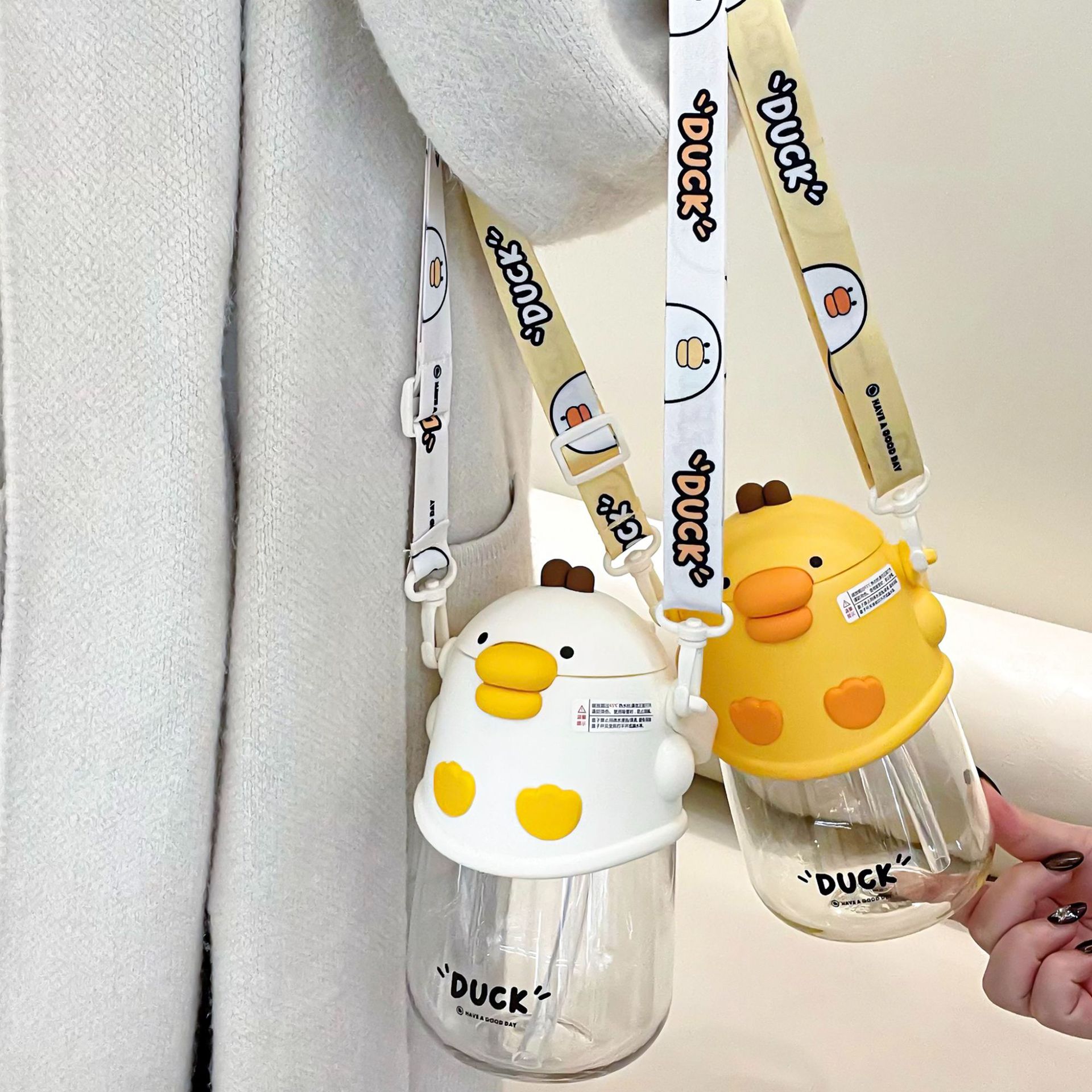 The new cute Dudu Duck plastic cup comes with a cup handle, a silicone spout, a carrying strap and a large-capacity plastic water cup Application Scenario