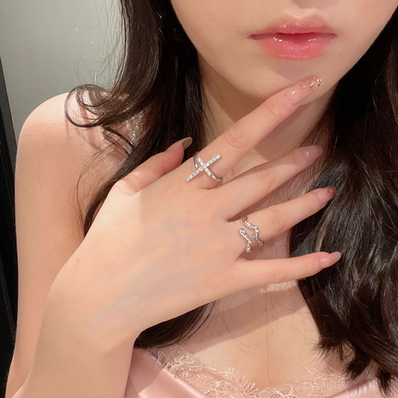 A high-end, light and luxurious cross-shaped ring for female students, with a sweet and cool style on Instagram, is a unique couple's open index finger ring full figure