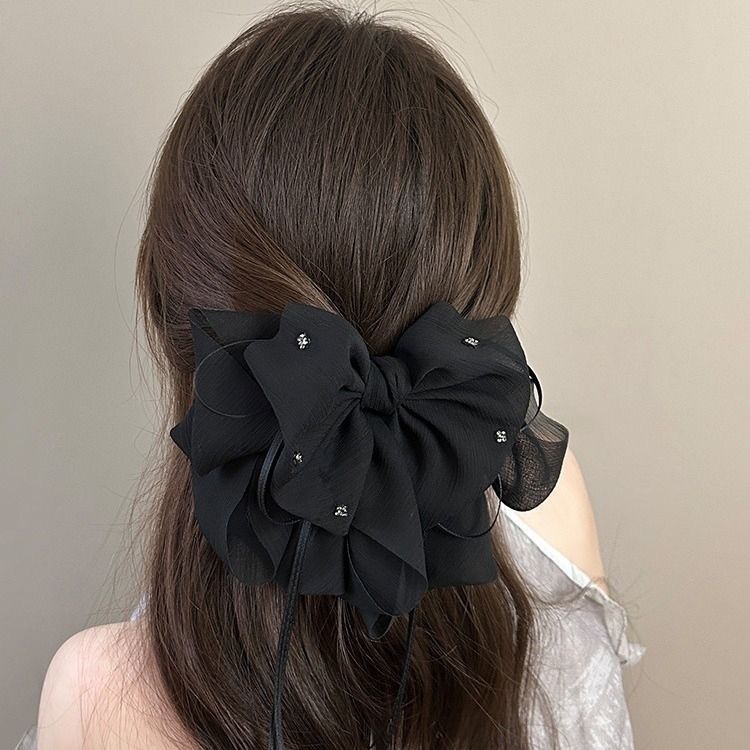 The elegant bow hair clip accentuates a woman's tall head. The ponytail hair clip exudes a sense of sophistication and grace. The half-tied hair is placed at the back of the head with a hair clip Specification drawing