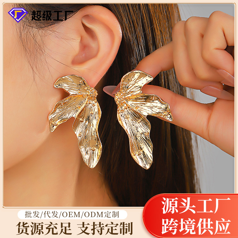European and American retro exaggerated leaf three-dimensional ear studs, cold style alloy design sense earrings, cross-border accessories, fashionable earrings full figure